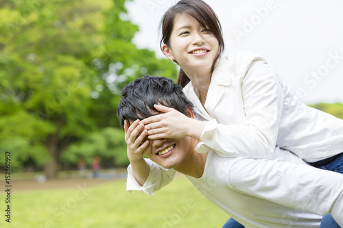 公園カップルイメージ 彼女を背中におんぶする 彼女は目隠しする Stock Photo Adobe Stock