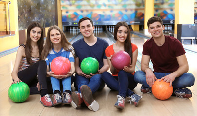 Canvas Print - Friends sitting on floor in bowling club