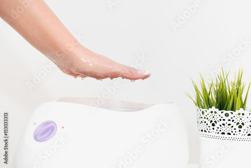 Fotografía Hand treatment in paraffin bath
