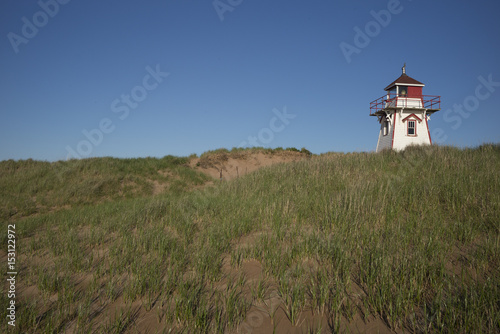 Fototapeta na szkło Latarnia morska na trawiastym wzgórzu, Prince Edward Island, Kanada