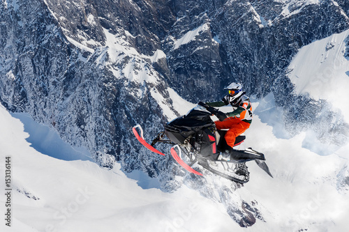 Fotografía salto con motoslitta