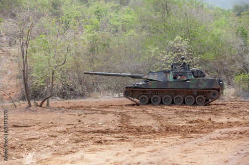 Plakat Prawdziwy manewr amunicji za pomocą czołgu lekkiego komandosa został wyeksportowany do użycia przez siły zbrojne Tajlandii.