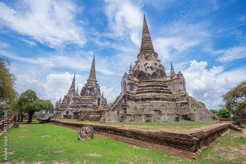 Foto Ruins of buddha statues and pagoda of Wat Phra Si Sanphet in Ayutthaya historica