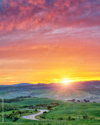 Foto-Schiebegardine mit Schienensystem - Beautiful Tuscany landscape at sunrise, Italy (von sborisov)