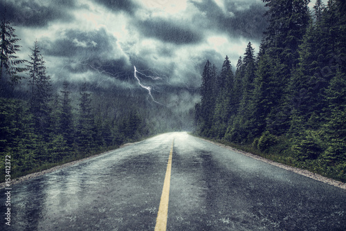 Fotografie, Obraz Unwetter mit Regen und Blitz auf Strasse