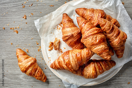 Fotografía freshly baked croissants