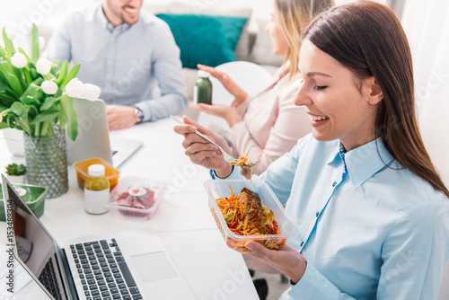 Fotografía Work team having lunch break