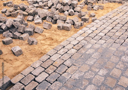 Kopfsteinpflaster verlegen – kaufen Sie dieses Foto und finden Sie