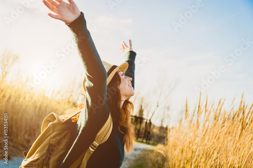 Fotomural Beautiful girl in a wheat field at sunset.
