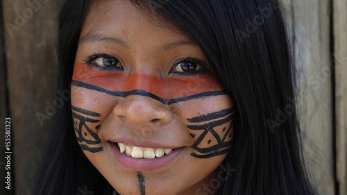 Cuadros en Lienzo Closeup face of Native Brazilian Woman at an indigenous tribe in the Amazon