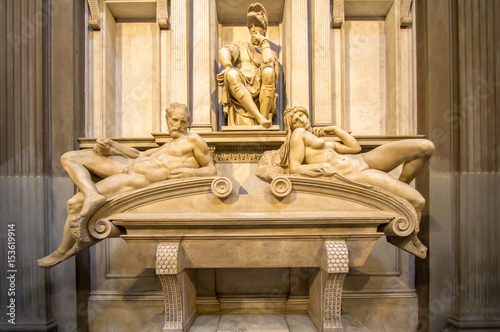 Zdjęcie XXL Grób Lorenzo II de Medici i poniżej leżące na sarkofagu dwie rzeźby &quot;Dawn and Dusk&quot;, Florennce, Włochy