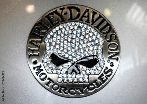 Fotografía A Harley-Davidson logo is seen on a helmet at a dealership in Los Angeles