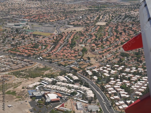 Plakat Widok z lotu ptaka Las Vegas, Nevada przedmieścia Widok z okna samolotu zbliża się do międzynarodowego lotniska McCarran w Las Vegas w stanie Nevada