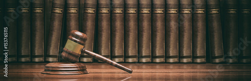 Fotografía Wooden judge gavel and law books. 3d illustration