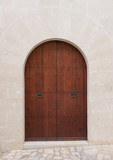 Fototapeta Desenie - Holz Tür Braun mit Stein Bogen Haus Eingang