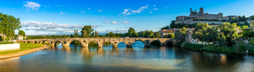 Wall Mural - Panorama du Pont Vieux et la Cathédrale Saint-Nazaire sur l'Orb à Béziers, Hérault, Occitanie, France