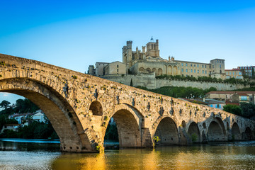 Wall Mural - Pont Vieux et la Cathédrale Saint-Nazaire à Béziers, Hérault, Occitanie en France