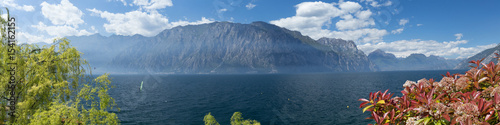 wiosenna-panorama-jeziora-garda