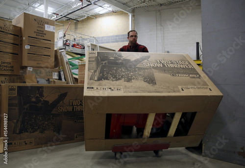 Lowe S Employee Sanderson Takes Unassembled Snow Blower To Selling