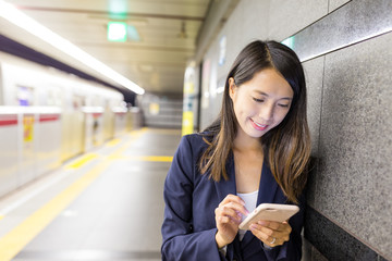 Canvas Print - Businesswoman use of mobile phone