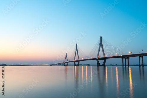 Cuadros en Lienzo Dongting lago puente en la puesta de sol