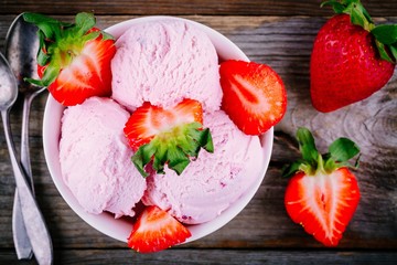 Wall Mural - Homemade yoghurt ice cream with fresh strawberries