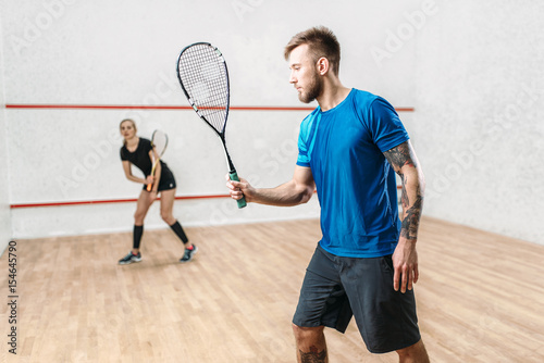 Obrazy squash  aktywna-para-z-rakietami-gra-w-squasha