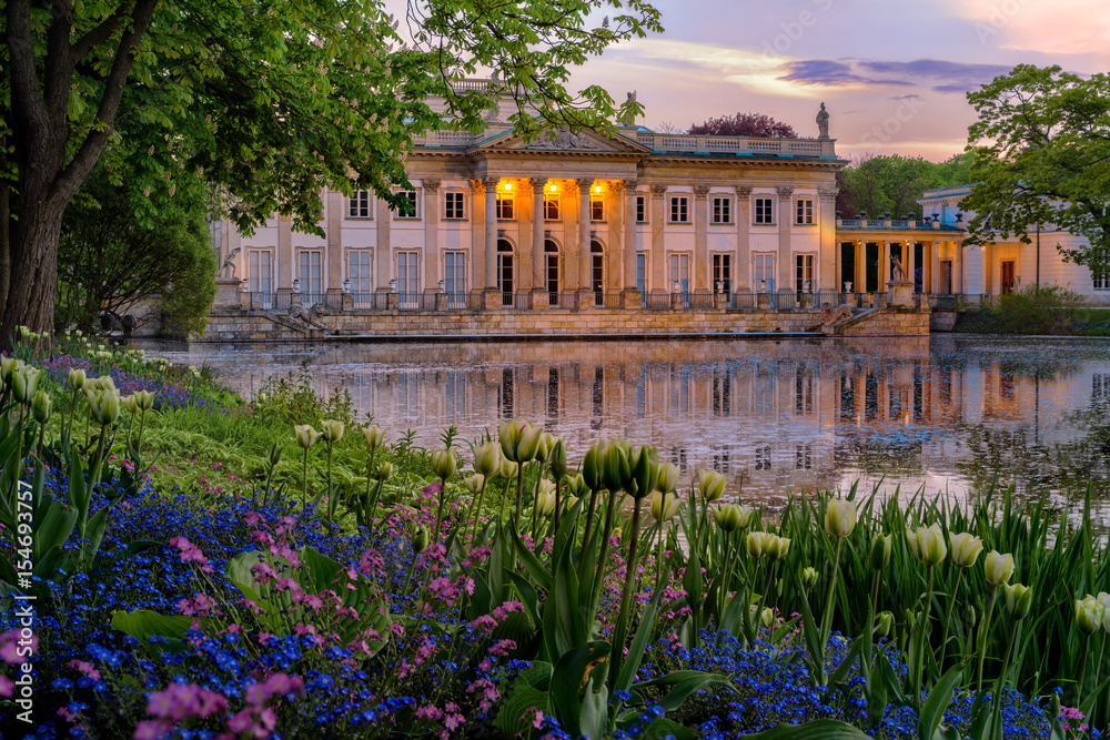 Obraz na płótnie Pałac na Wyspie - Łazienki Królewskie. A Neoclassicist palace in Warsaw with a lot of flowers in spring. w salonie