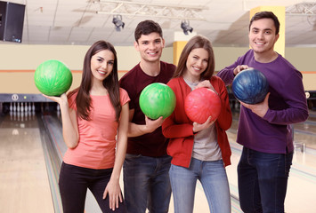 Canvas Print - Friends having fun at bowling club