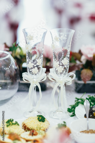 The Wedding Glasses For Bride And Groom Kaufen Sie Dieses Foto Und