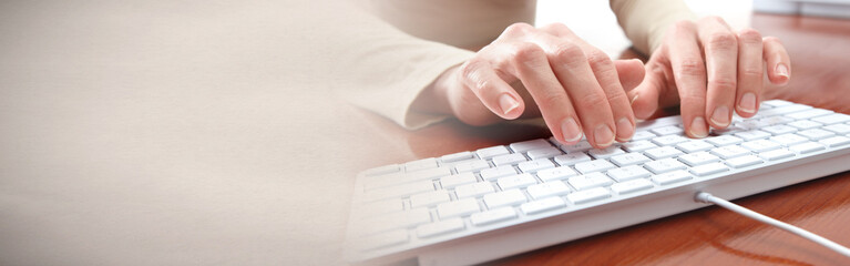 Aufkleber - Hands typing on keyboard