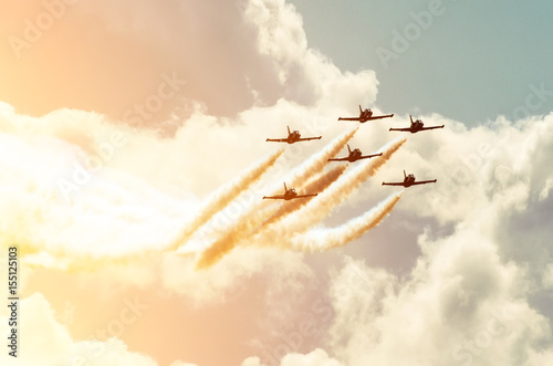 Fotografía Los aviones de combate de aviones fuman el fondo del cielo y del sol