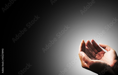 Plakat Ręka muzułmańskich ludzi modlących się