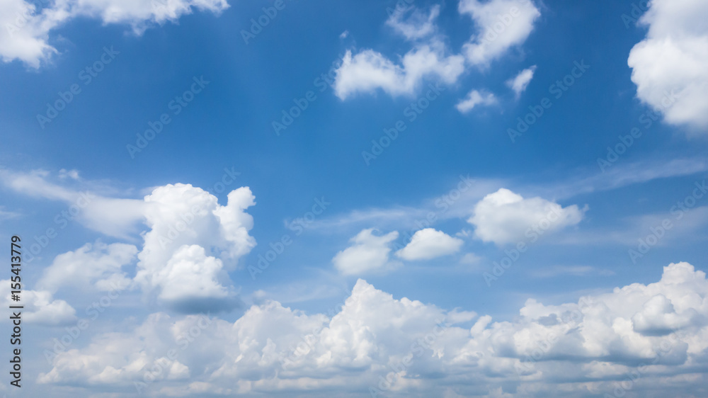 Piękne letnie błękitne niebo z chmurami - obrazy, fototapety, plakaty 