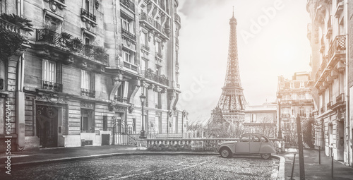 Zdjęcie XXL Wieża eifla w Paryżu z maleńkiej ulicy