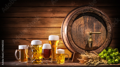 beczka-piwa-oktoberfest-z-szklankami-piwa-na