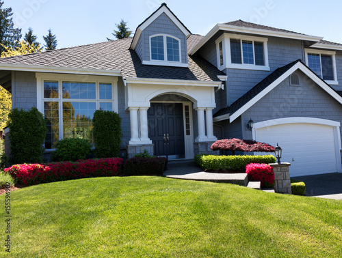 Zdjęcie XXL Dobrze utrzymuj trawnik przed domem w czystym domu w sezonie wiosennym