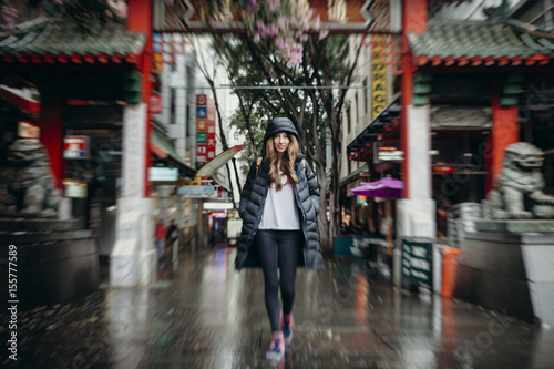 Obraz na płótnie Sydney, Australia - 25 lutego 2017: Kobieta przekraczania łuk Chinatown w Sydney, Australia.