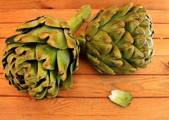 Artichoke cooked with leaves and sauce