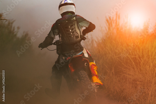 Zdjęcie XXL człowiek jazda sport enduro motocykl na polnej drodze