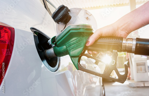 Fotomural Frau tankt Benzin an der Tankstelle