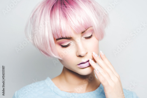 Plakat Piękna dziewczyna z różowymi włosami