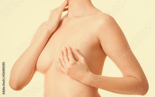 Zdjęcie XXL Kobieta zakrywa jej pierś z rękami