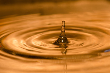 .Orange light reflected in water A beautiful circle of sway