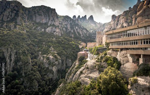 Photo Buildings of Montserrat monastery located between huge rocks in Catalonia, Spain