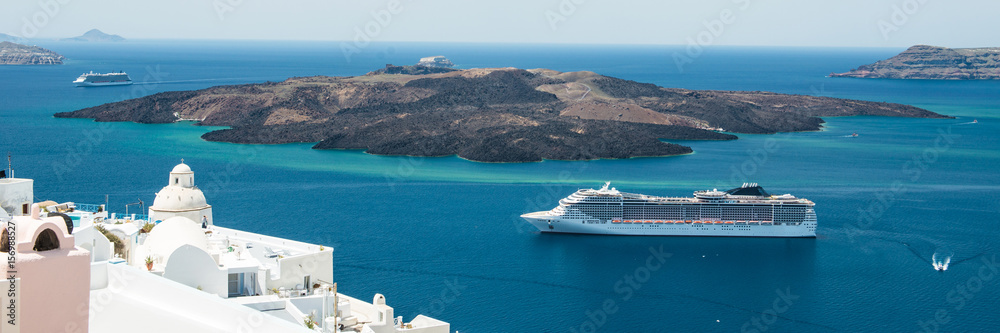 Luxury cruiser in Fira Bay - obrazy, fototapety, plakaty 