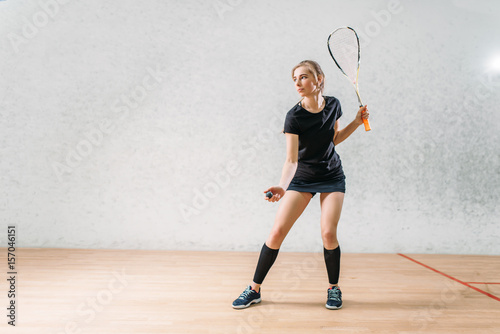 Dekoracja na wymiar  trening-gry-w-squasha-zawodniczka-z-rakieta