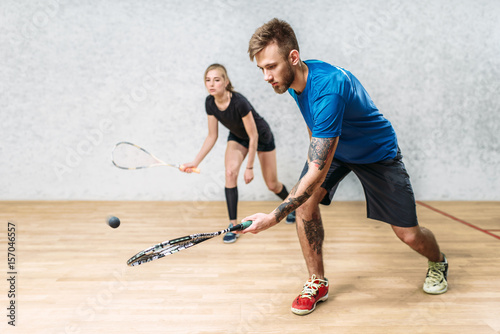 Obrazy squash  para-z-rakietami-do-squasha-klub-treningowy-w-pomieszczeniach