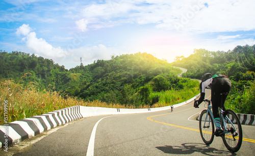Zdjęcie XXL kobiety, jazda na rowerze górskim rowerem szosowym rano