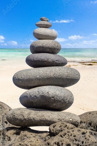 Naklejka - mata magnetyczna na lodówkę pierres en équilibre sur plage de l'île Maurice 